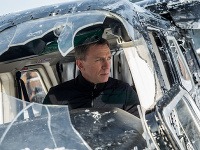 Pri nebezpečných scénach utŕžil Daniel Craig niekoľko nepekných zranení.