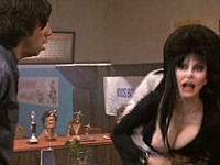 Cassandra Peterson ako Elvira. 