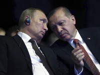 Turecký prezident Recep Tayyip Erdogan (vpravo) a ruský prezident Vladimir Putin sa rozprávajú počas Svetového energetického kongresu v Istanbule 10. októbra 2016