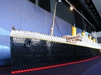 Luxusný zaoceánsky parník Titanic, ktorého model na výstave má dĺžku 7 metrov a je postavený z 200 000 kusov LEGO®  kociek.