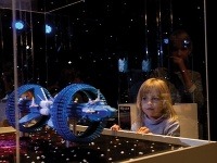 Kozmická loď budúcnosti pomenovaná po Ikarovi z gréckej mytológie, ktorá je postavená z 3500 kusov LEGO® kociek. 