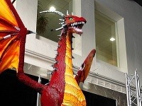 Bájny drak postavený zo 400 000 kusov LEGO®  kociek.