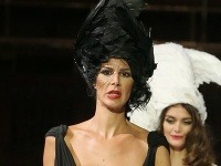 Slovenská modelka Zuzana Šutjaková mala na móle veľké problémy s bradavkou.