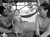 Sreymom, Kambodža, 27.9. 2016: Sreymom pribrala až 2 kg, stojí na vlastných nohách. Rodičia videli svoju dcéru konečne sa usmiať. 5.októbra Sreymom oslávila svoje prvé narodeniny. 