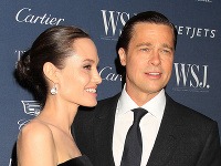 Angelina Jolie má vraj už dlhšie oči pre iného muža. 