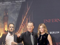 Tom Hanks momentálne po viacerých mestách predstavuje filmovú novinku Inferno. Spoločnosť mu robí jeho milovaná manželka. 