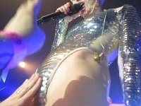 Miley Cyrus vyzvala fanúšikov, aby sa dotkli jej vagíny. 