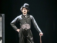 Maksym Sklyar ako Charlie Chaplin v novom tanečnom projekte Ondreja Šotha v Štátnom divadle Košice Maksym Sklyar ako Charlie Chaplin v novom tanečnom projekte Ondreja Šotha v Štátnom divadle Košice