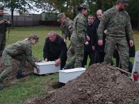 Pohreb dvoch vojakov na Cintoríne Červenej armády na Hrádku v Michalovciach 
