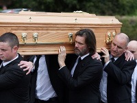 Jim Carrey na pohrebe svojej expriateľky Cathriony White.