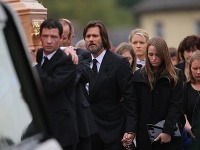 Jim Carrey na pohrebe svojej expriateľky Cathriony White.