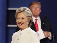 Clintonová a Trump počas televíznej debaty.
