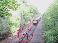 Pracovník železnice sa hodil na nič netušiaceho muža a tak mu zachránil život 