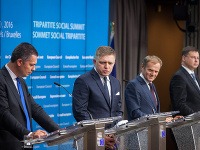 Robert Fico (druhý zľava) a predseda Európskej rady Donald Tusk (tretí zľava) počas TK po rokovaní tripartitného sociálneho summitu a zasadnutia Európskej rady v Bruseli.