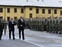 Andrej Kiska počas návštevy Veliteľstva Pozemných síl OS SR v Trenčíne Andrej Kiska počas návštevy Veliteľstva Pozemných síl OS SR v Trenčíne