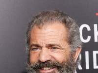 Mel Gibson už vzhľadom príliš neohúri. Vďaka hustej šedivej brade pôsobí zanedbaným dojmom. 