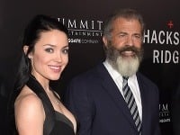 Očarujúca Rosalind Ross sa na premiére pochválila rastúcim bruškom. Zarastený Mel Gibson vyzerá ako jej dedko. 
