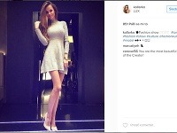 Pôvodný záber na Kollárovej Instagrame, ktorým sa chcela pochváliť. Krivé steny a podlaha ju prezradili, že si svoju postavu graficky vylepšila.