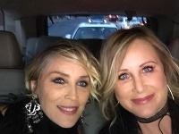 Sharon Stone sa fotkou so svojou sestrou Kelly pochválila aj na facebooku. 
