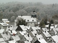 Sneženie na západe Nemecka v historickom Freudenbergu 