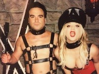 Johnny Galecki a Kaley Cuoco ako vystrihnutí z porna. 