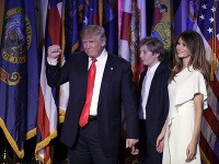 Na snímke víťaz amerických prezidentských volieb Donald Trump (vľavo) s manželkou Melaniou a synom Barronom Trumpom počas volebnej noci 9. novembra 2016 v New Yorku. 