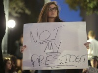 Tisíce Američania protestujú proti novozvolenému prezidentovi USA Donaldovi Trumpovi