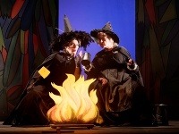 Beáta Drotárová (vľavo) ako čarodejnica Babka Zlopočasná a Adriana Krúpová ako čarodejnica Starenka Oggová.