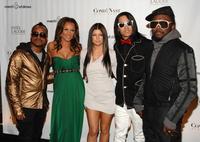 Fergie s herečkou Vanessou Williams a členmi kapely Black Eyed Peas na plese Dimes Beauty