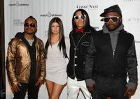Fergie s členmi kapely Black Eyed Peas na plese Dimes Beauty