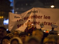 Na snímke účastníci spoločného podujatia opozičných strán s názvom Toto sme nechceli! pri príležitosti 27. výročia Nežnej revolúcie na Námestí SNP 17. novembra 2016 v Bratislave.
