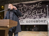 Na snímke účastníci spoločného podujatia opozičných strán s názvom Toto sme nechceli! pri príležitosti 27. výročia Nežnej revolúcie na Námestí SNP 17. novembra 2016 v Bratislave.
