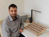 Ľuboš Belavý pri klávesnici HandCubeKeys. Ľuboš Belavý pri klávesnici HandCubeKeys.