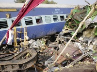 Vykoľajenie štrnástich vagónov osobného vlaku v Indii si vyžiadalo desiatky obetí a stovky zranených 