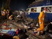 Vlakové nešťastie pri meste Kánpur pripravilo o život 145 ľudí.