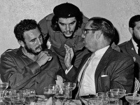 Ernesto "Che" Guevara (v strede), kubánsky líder Fidel Castro (vľavo) a vtedajší kubánsky prezident Osvaldo Dorticos.