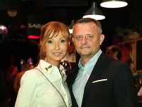 Kalendár podporil aj moderátor Vilo Rozboril s partnerkou, dermatologičkou Sandrou Novotnou.