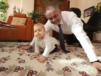 Andrej Kiska s vnučkou Miou
