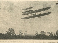 Fotka zachytávajúca let Wilbura Wrighta v roku 1908. (La Science et La Vie, 1917, č. 7, s. 394) Lietadlo už samozrejme bolo značne vylepšené, dosahovalo väčšiu výšku, malo dlhší dolet. Lásku ku technike zrejme prebudil v bratoch ich otec, keď jednému z nich na narodeniny daroval model helikoptéry.