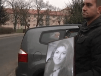 Štefan s fotografiou zosnulej manželky. Štefan s fotografiou zosnulej manželky.