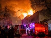 Na snímke plamene šľahajú zo strechy budovy Univerzity Pavla Jozefa Šafárika