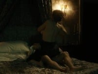 Monica Belluci počas vášnivých posteľných scén. 