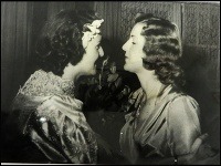 Gretl Fegeleinová so svoju sestrou Evou Braunovou.