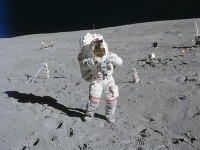 John Young počas misie Apollo 16 v roku 1972