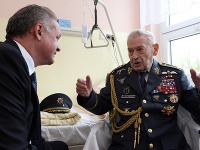 Československý vojnový pilot Imrich Gablech a prezident SR Andrej Kiska počas spoločného stretnutia v nemocnici v Havlíčkovom Brode.