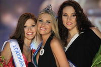 Prvá vicemiss Lea Šindlerová, Miss Universe Denisa Mendrejová a druhá vicemiss Marcela Ševčíková.