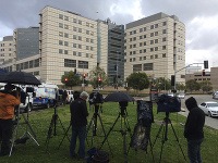 Novinári pred nemocnicou, kde leží Carrie Fisherová
