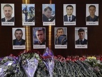 Kvety pred portrétmi ruských novinárov, ktorí zahynuli pri havárii ruského dopravného lietadla typu Tu-154, ktoré sa zrútilo niekoľko minút po štarte z prímorského letoviska Soči  do vôd Čierneho mora. 