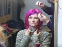Kristýna Nováková sa v novom seriáli objaví v ružovej parochni - a takto by ju fanúšikovia Pelíšok rozhodne nespoznali.