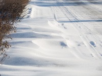 Snehové záveje na ceste medzi obcami Rakytovce a Vlkanová pri Banskej Bystrici.
